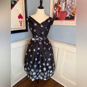 Modcloth "The Snow Must Go On" Black Silver White Snowflake Print Wrap Dress 8